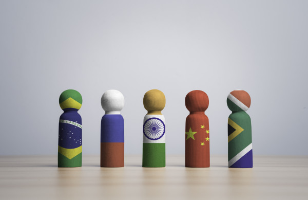 brasilien-russland-indien-china-und-suedafrika-flaggendruck-auf-holzfigur-fuer-das-konzept-der-wirtschaftlichen-internationalen-zusammenarbeit-der-brics